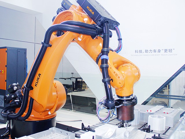 机器人搅拌摩擦焊技术正在汽车制造领域产生变革.jpg